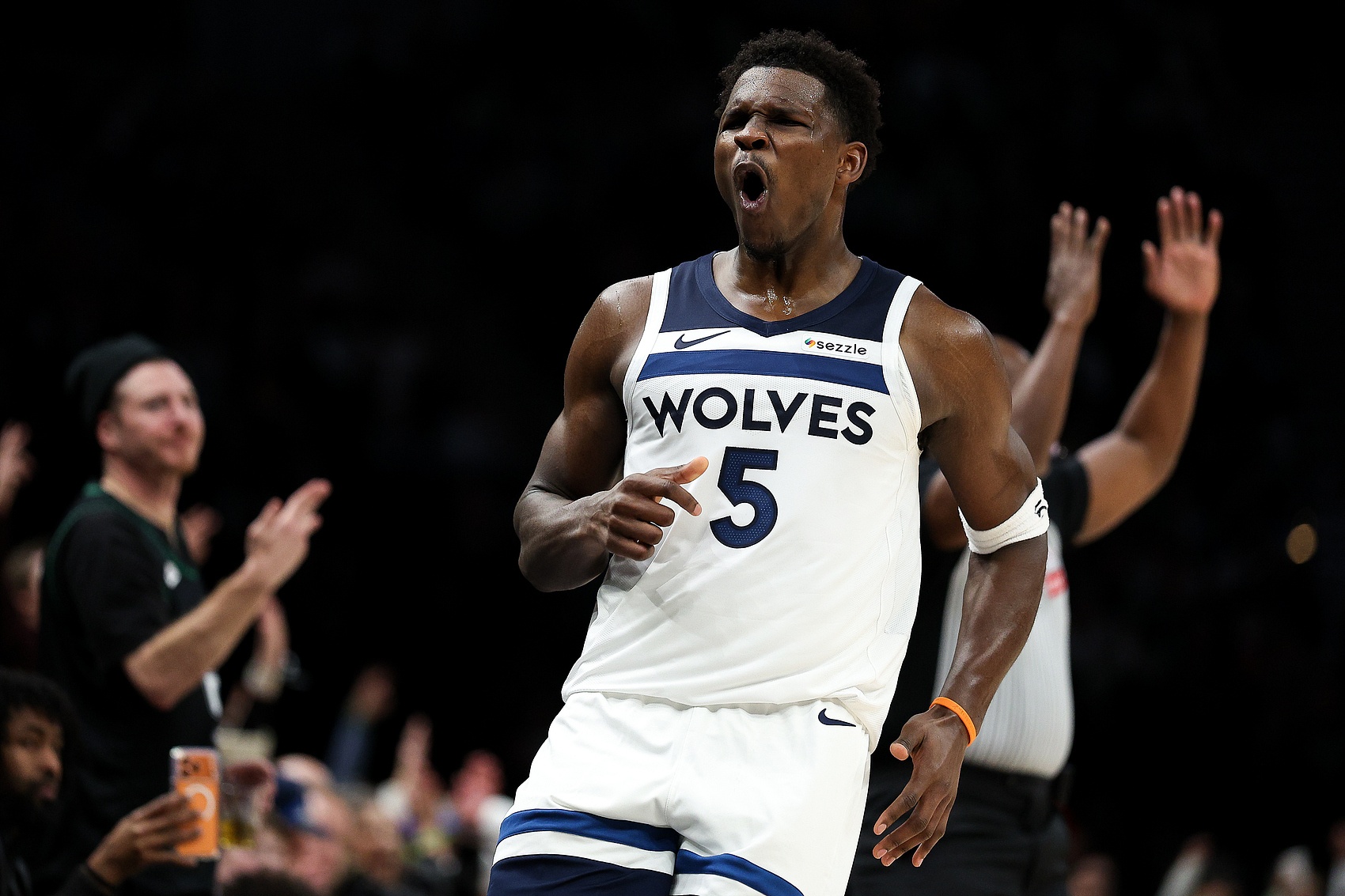 betvictor伟德-准绝杀！解说：论关键球 爱德华兹绝对是第一档的存在